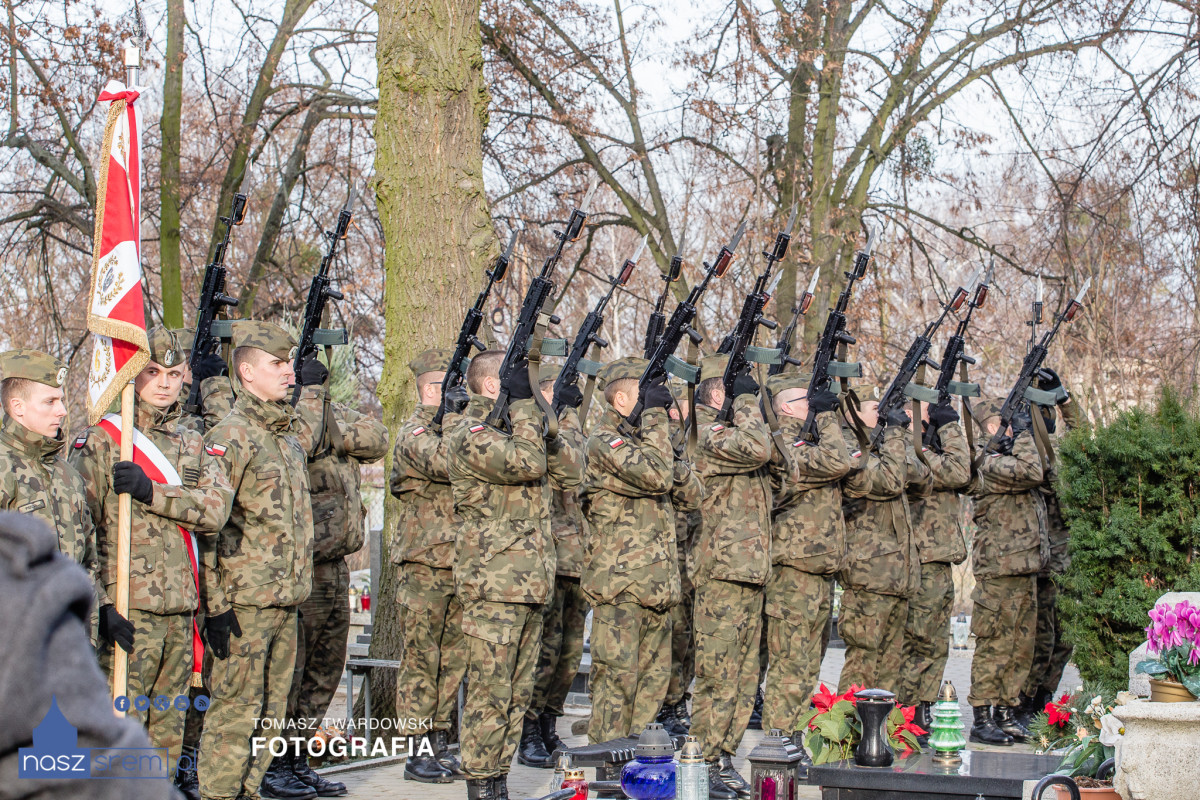 Salwa honorowa śremskich żołnierzy podczas obchodów rocznicy Wybuchu Powstania Wielkopolskiego